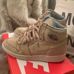 Preowned pair of Jordan 1s. Big kid size 4.5 Women 6/6.5.